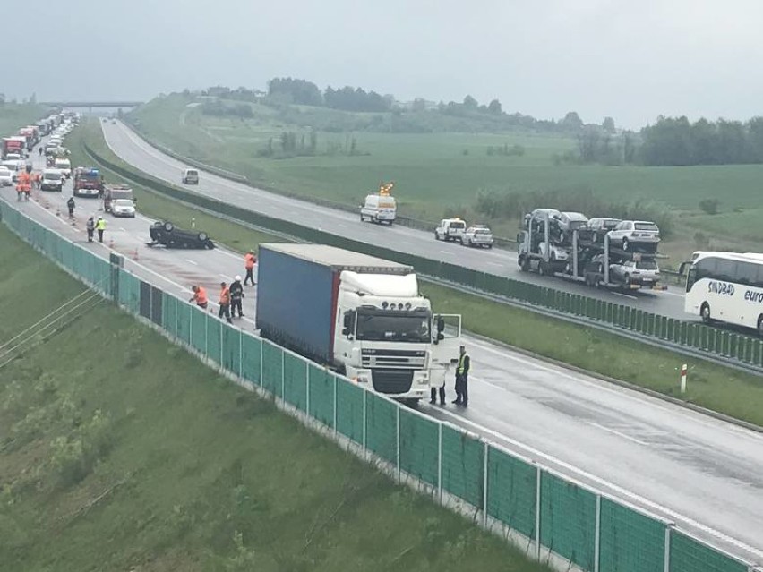 Wypadek na A1 w Bobrownikach [ZDJĘCIA]. Osobówka zderzyła się z ciężarówką, autostrada zablokowana