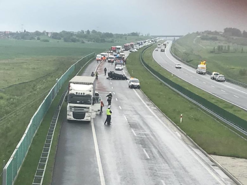 Wypadek na A1 w Bobrownikach [ZDJĘCIA]. Osobówka zderzyła się z ciężarówką, autostrada zablokowana