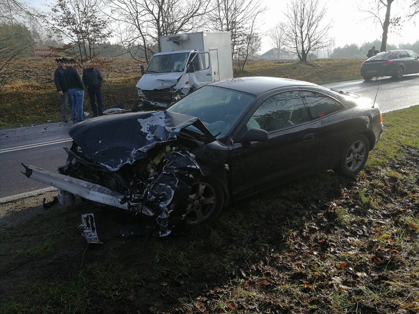 Wypadek na drodze Włocławek - Lipno. Czołowe zderzenie toyoty z dostawczym mercedesem [zdjęcia]