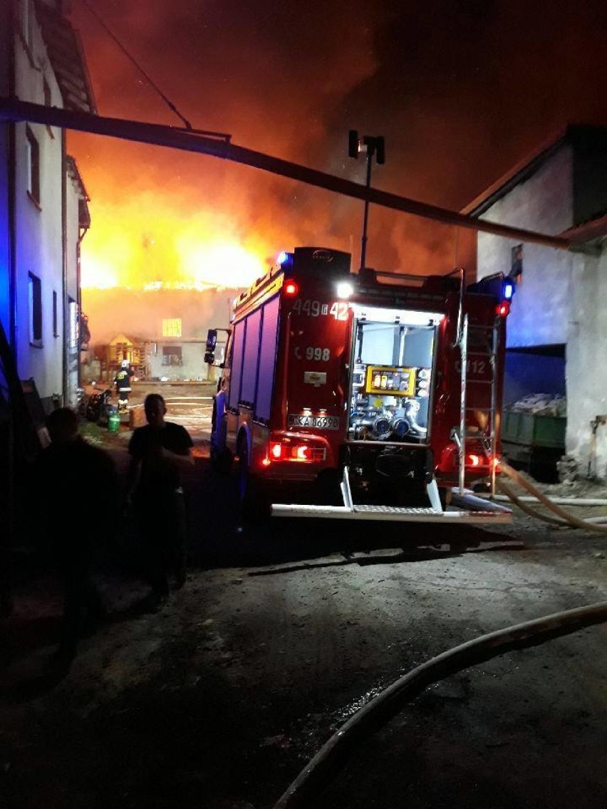 Strażacy przez pięć godzin gasili pożar budynku gospodarczego w Mojuszu. Straty wyniosły 76 tys. zł ZDJĘCIA