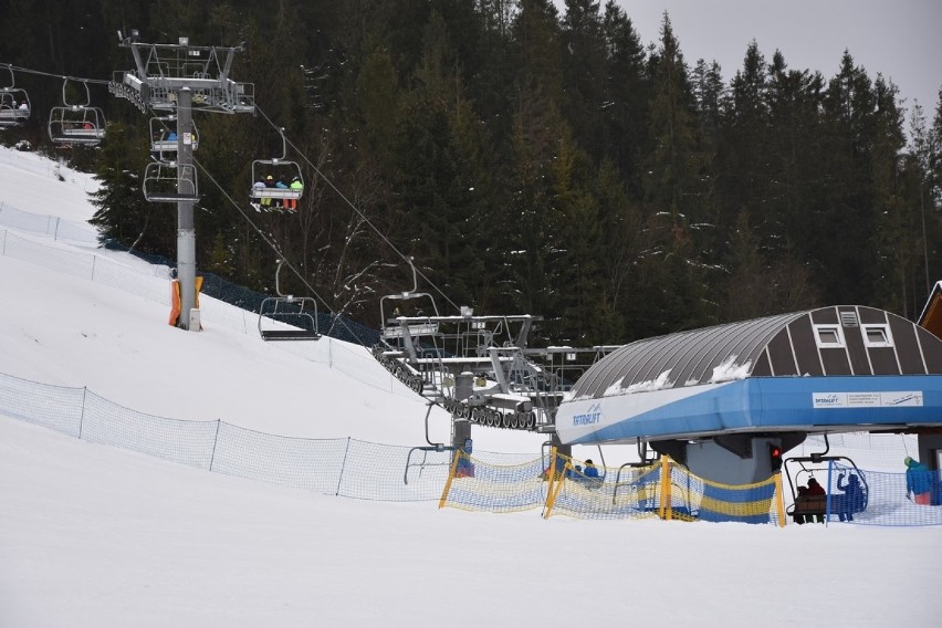 Podhale: Tłumy turystów wybrały się na stoki narciarskie w Białce, Czarnej Górze i Jurgowie