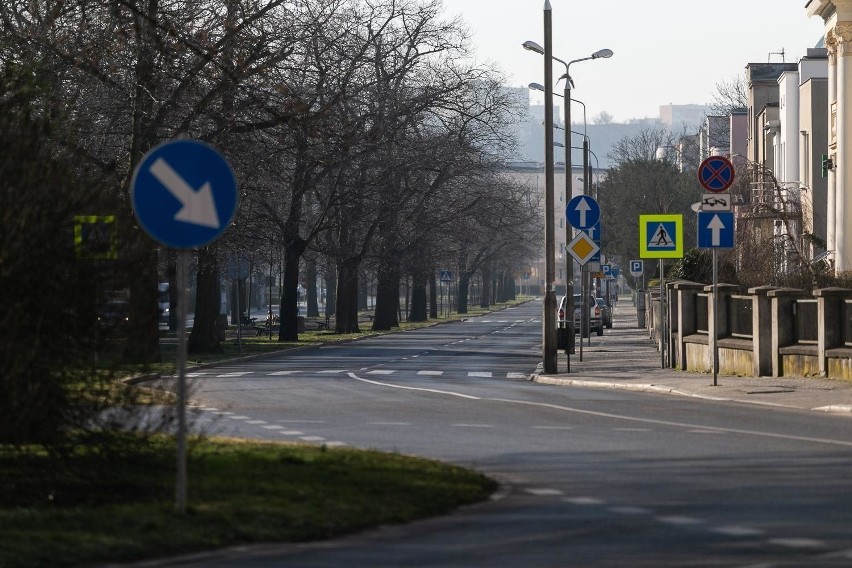 Wyludnione centra miast i miasteczek, pozamykane sklepy,...