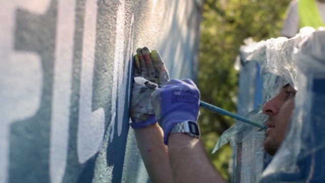 Praca na wysokości, tysiące pociągnięć pędzla. Zobacz, jak powstają murale