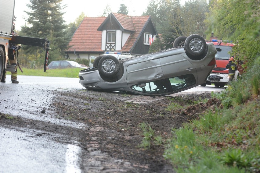 Wypadek w Kłódce pod Grudziądzem. Dachował samochód [zdjęcia, wideo]