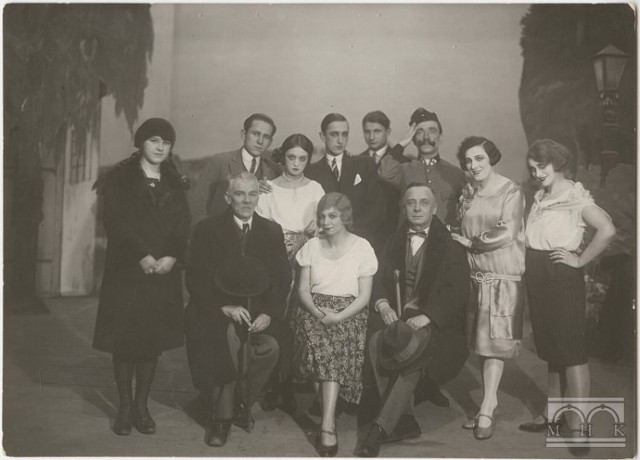Zespół ze sztuki "Królowa przedmieścia" Konstantego Krumłowskiego. Fotografia z 1928 roku
