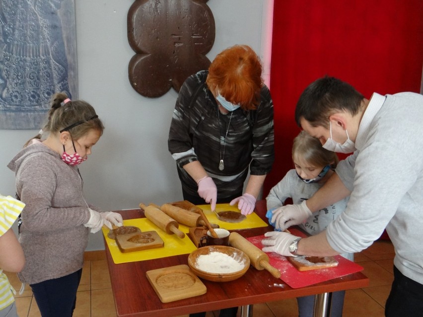 Maluchy z PP 6 w Radomsku w muzeum w Doświadczalni i przy lepieniu pierników [ZDJĘCIA]