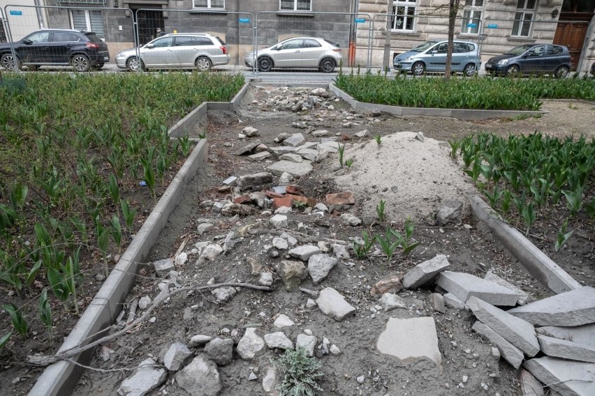 Kraków. Ogłoszą przetarg na dokończenie przebudowy placu Biskupiego. Kary dla poprzedniego wykonawcy [ZDJĘCIA]