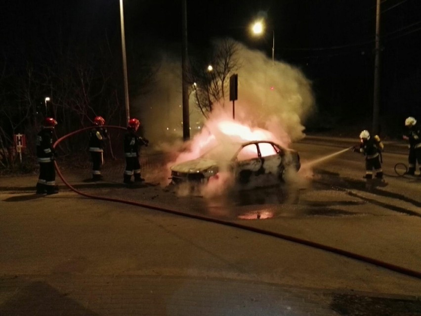 Gaszenie pojazdu w Gdyni na ul. Nowowiczlińskiej