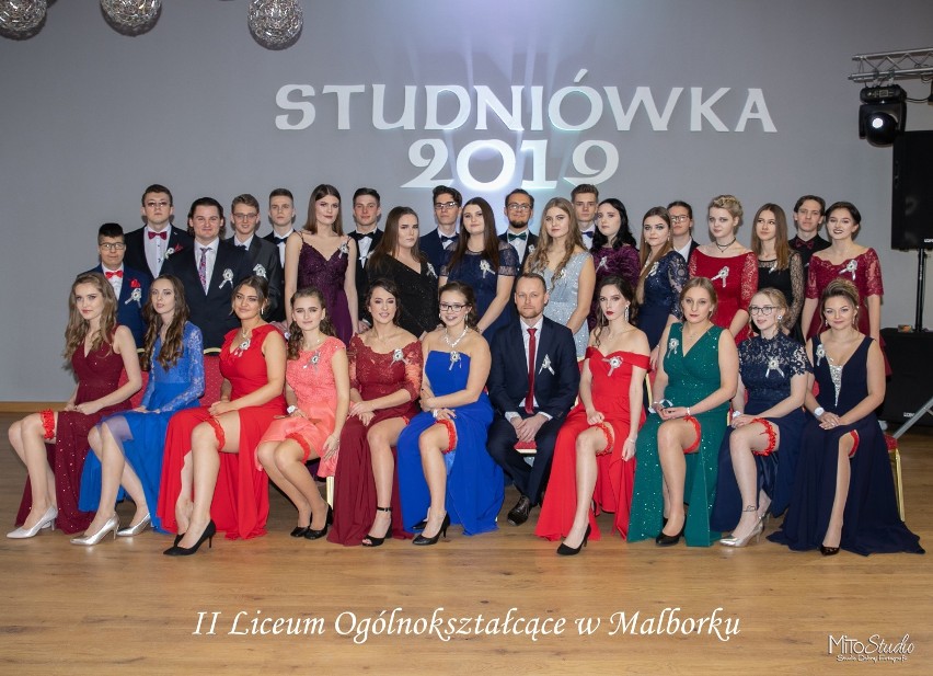 Studniówka 2019 II LO w Malborku. Zdjęcia grupowe maturzystów