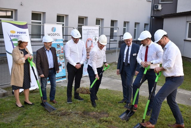 W symbolicznym wbiciu łopaty rozpoczynającym inwestycję udział wzięli m.in. członkowie Zarządu Powiatu ze starostą Andrzejem Skrzypińskim, poseł ziemi oświęcimskiej Marek Sowa i dyrektor szpitala Edward Piechulek