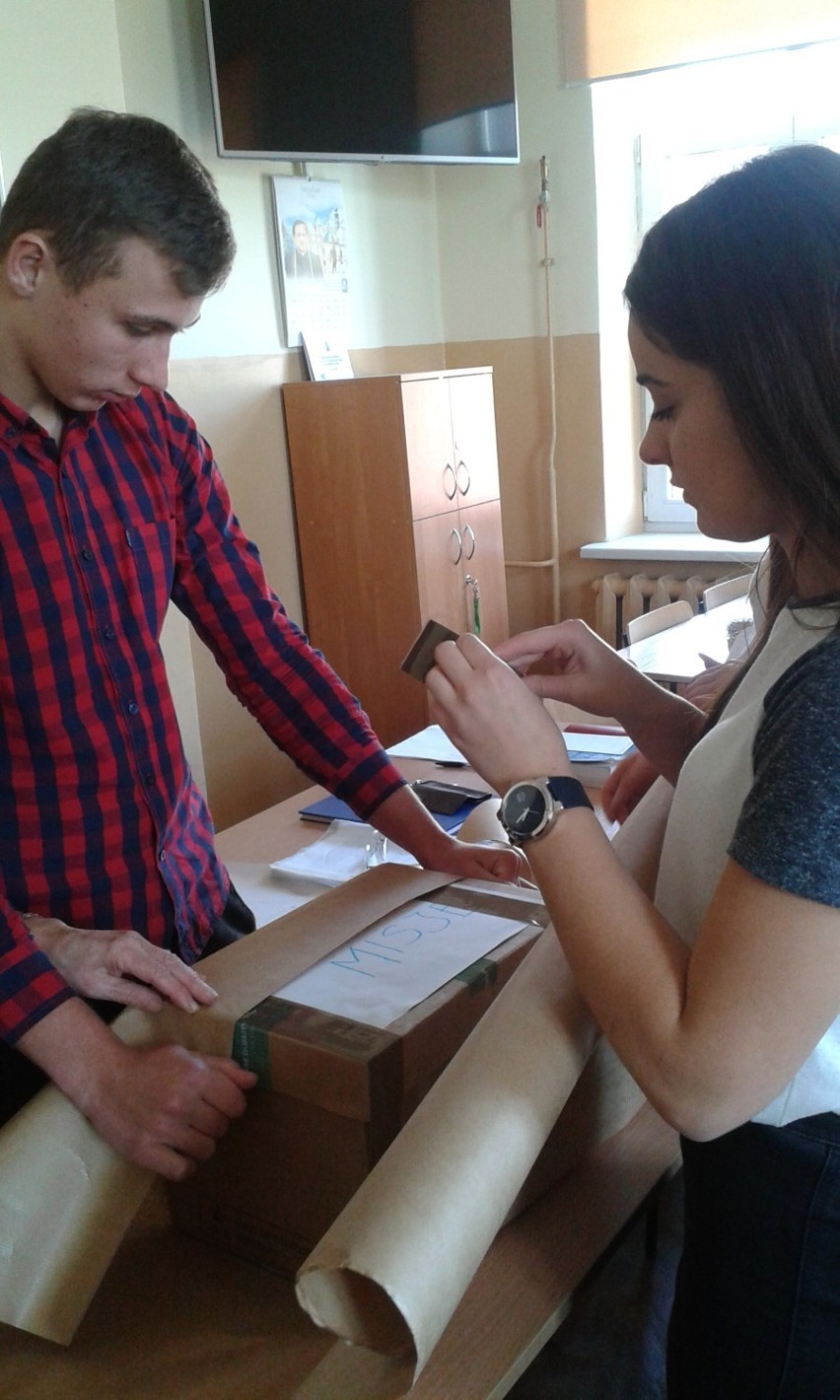 Młodzi wolontariusze pod kierunkiem Anny Korneńko i Anny...