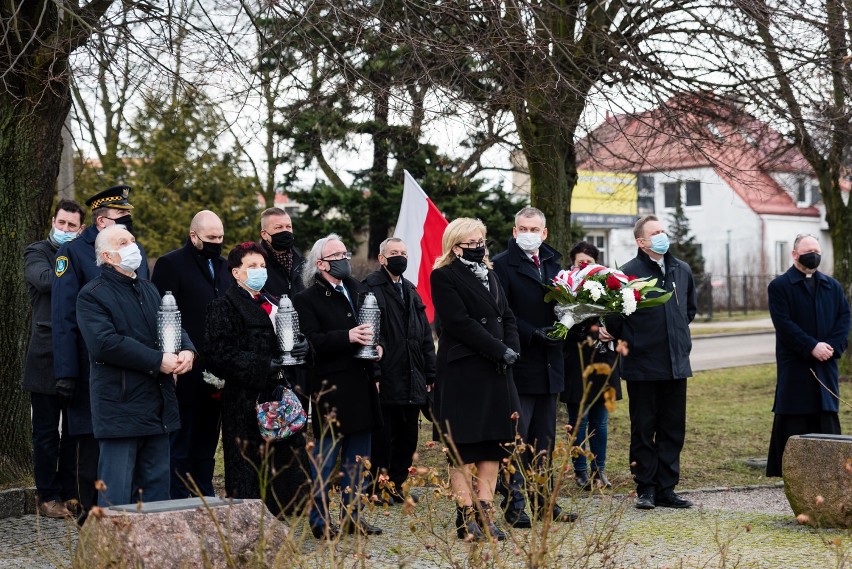 Narodowy Dzień Pamięci "Żołnierzy Wyklętych". W Wejherowie złożono kwiaty pod Bramą Piaśnicką
