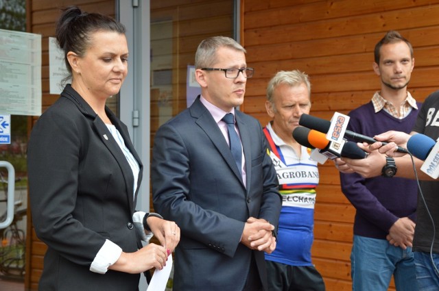 O letniej akcji organizatorzy (Anita Muszyńska- dyrektor PCS i Waldemar Wyczachowski, starosta bełchatowski) opowiedzieli na specjalnej konferencji