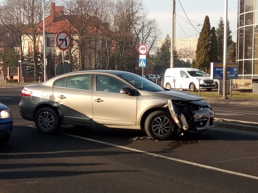 Zderzenie dwóch samochodów na al. Wojska Polskiego w Kaliszu FOTO