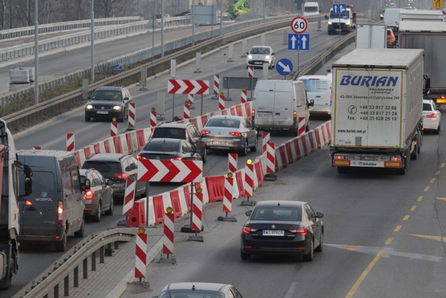 Nowa organizacja ruchu na węźle Giszowiec. Część skrzyżowania zamknięta..

Zobacz kolejne zdjęcia. Przesuwaj zdjęcia w prawo - naciśnij strzałkę lub przycisk NASTĘPNE