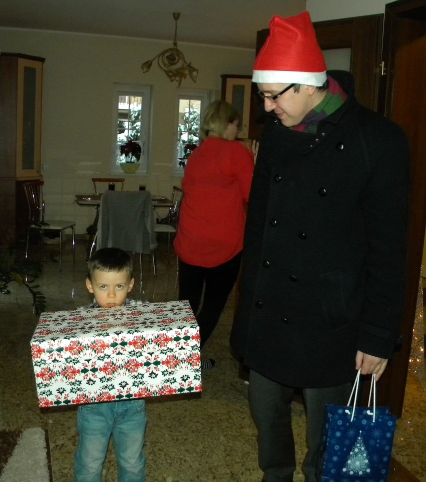 Powiat pucki. Kilkanaście dzieci otrzymało prezenty od wyjątkowych Mikołajów Dziennika Bałtyckiego