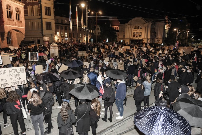 Kolejny dzień masowych protestów w Toruniu: uczestnicy zablokowali miasto w rytmie Czarnego Disko                         