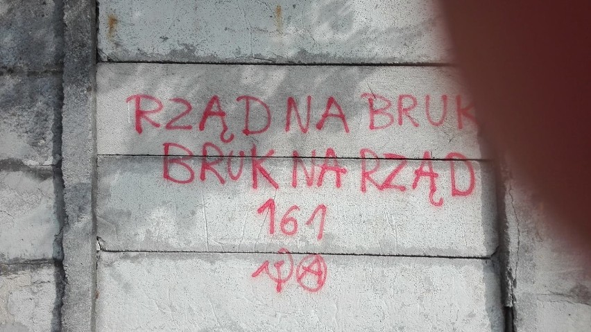 Napis na murze w okolicach stadionu Czarnych w Żaganiu