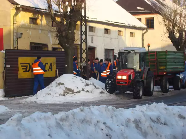 Grupa skazanych usuwa śnieg z ulicy Łęczyckiej.