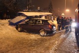 Wypadek w Krakowie - staranowany przystanek na rondzie Barei [ZDJĘCIA]