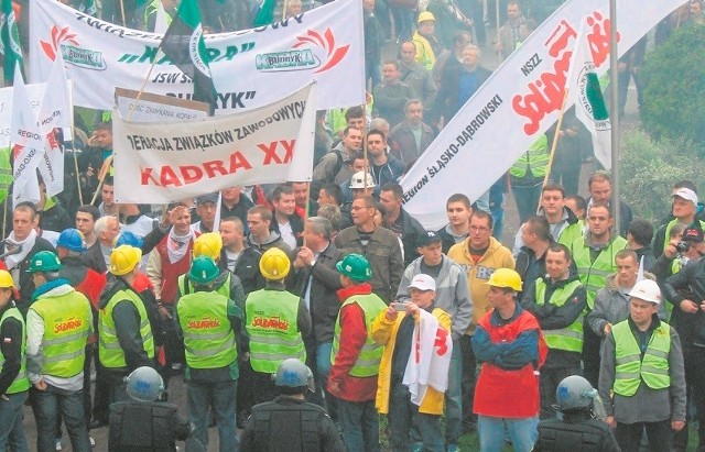 Górnicy w czerwcu protestowali w obronie miejsc pracy i kopalni pod Urzędem Gminy