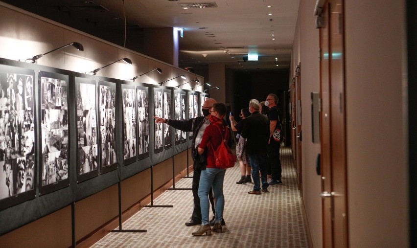 Unikatowe dzieła Zdzisława Beksińskiego w Rzeszowie. Załóż okulary VR i wejdź do wnętrza obrazów sanockiego artysty [ZDJĘCIA]