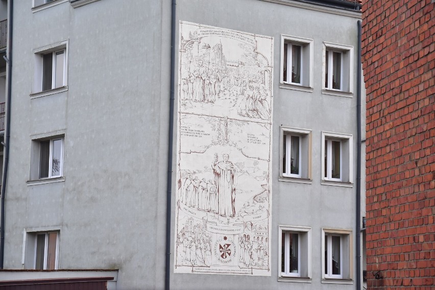 Mural na budynku parafii NMPKP w Żninie