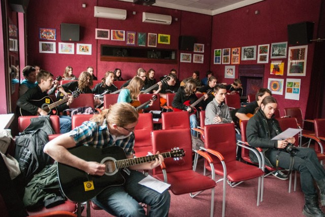 Gitarzyści spotykają się w bocheńskim Młodzieżowym Domu Kultury, żeby poćwiczyć przed wyprawą do Wrocławia
