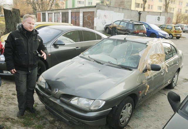 Auto pana Krzysztofa stoi nadal w tym samym miejscu, w którym runęła na nie topola.