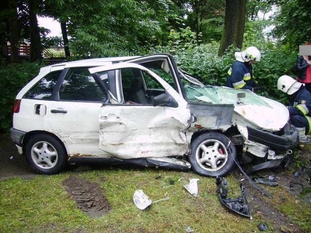 Do groźnie wyglądającego zderzenia dwóch samochodów...