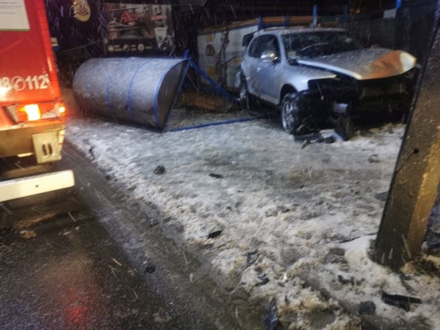 Wypadek w Nowym Targu - samochód wjechał z przystanek autobusowy