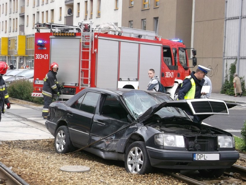 Wypadek na ulicy Pułaskiego. Zderzenie tramwaju z samochodem (ZDJĘCIA)