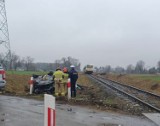 Wypadek w Trzebiegoszczu na przejeździe kolejowym. Samochód zderzył się z pociągiem. Zdjęcia