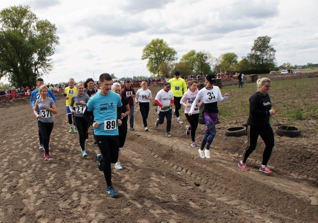 Uczestnicy IV Wrak Race w Słońsku pod Inowrocławiem dopingowali nie tylko kierowców, ale także biegaczy, którzy charytatywnie pokonali cztery pętle wyścigowego toru, w ramach akcji "Każdy krok dla Igorka". Przypomnijmy, że w Słońsku, 5 maja, odbyła się impreza motoryzacyjna Wrak Race, czyli terenowe wyścigi samochodów, które lata świetności i sprawności maja już za sobą. Do udziału w wyścigach zgłoszono 80 pojazdów. Za ich kierownicami zasiedli nie tylko panowie, ale także i kilka pań. Emocji nie brakowało. Na torze zorganizowanym na jednym z pól w Słońsku piach unosił się widowiskowo spod kół pojazdów.