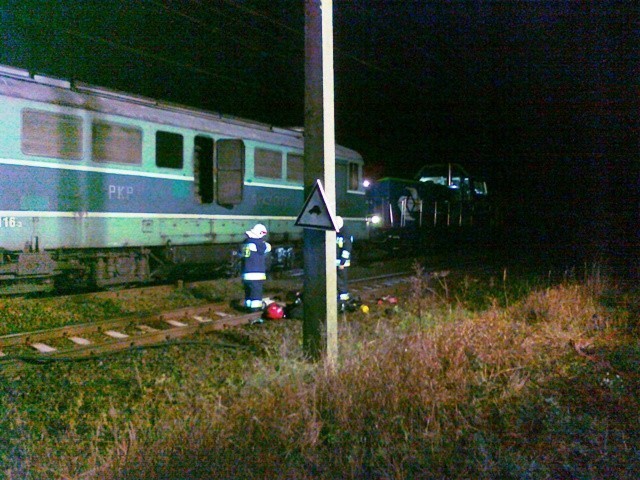 Palącą się lokomotywę gasili krotoszyńscy strażacy na torowsku w pobliżu Biadek ZDJĘCIA