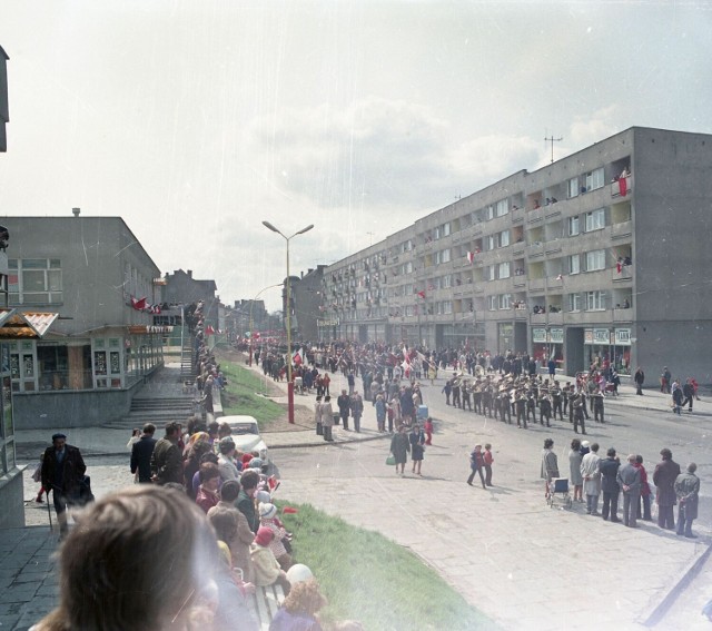 Lata 70., pochód 1 Maja w Szczecinku widziany ze skrzyżowania ulic Żukowa i Hanki Sawickiej