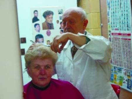 Jan Rybacki rzadko strzyże swoją żonę, Krystynę, też zresztą fryzjerkę. Zwykle robi to wnuczka, Agnieszka, czeladnik fryzjerski.   FOT. BERNARD &amp;pound;&amp;Ecirc;TOWSKI