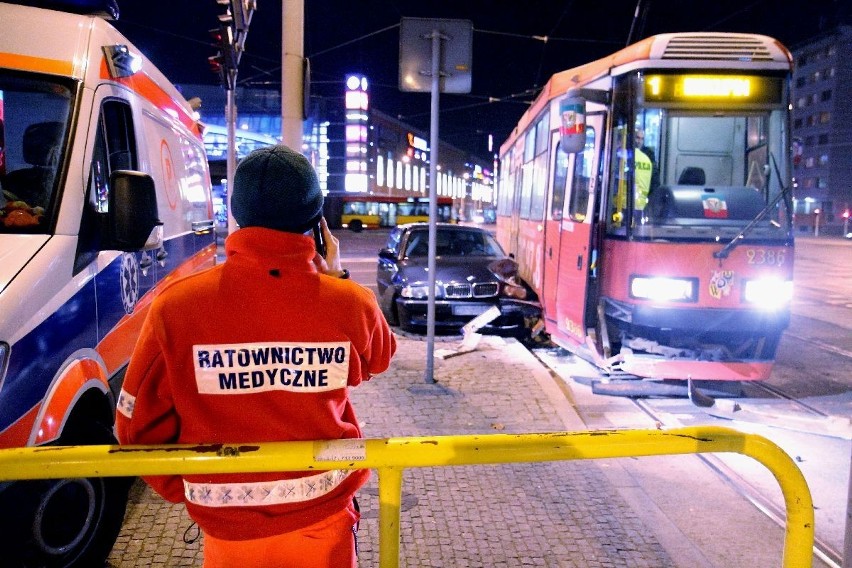 Wrocław: Zderzenie tramwaju linii 1 z samochodem marki BMW na rondzie Reagana