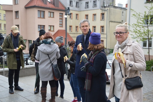 Opolanie spotkali się pod MŚO, żeby wyrazić niezgodę na "cenzurę" sztuki po tym, jak w piątek dyrektor warszawskiego muzeum usunął wideo z kobietą jedzącą banana.