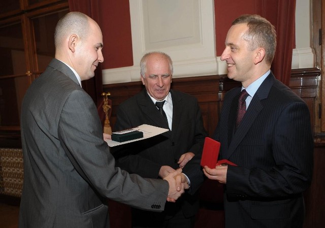 Nagrodę wręczał dzisiaj laureatom  dr Franciszek Gryciuk, prezes IPN-u