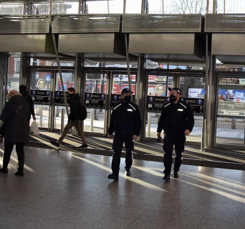 Przedświąteczny szał zakupowy w galeriach handlowych. Policja prowadzi kontrole, były mandaty