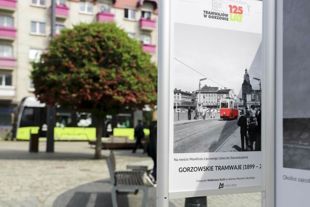Plenerowa wystawa poświęcona tramwajom składa się z trzydziestu zdjęć Waldemara Kućki zrobionych nawet w latach 50.