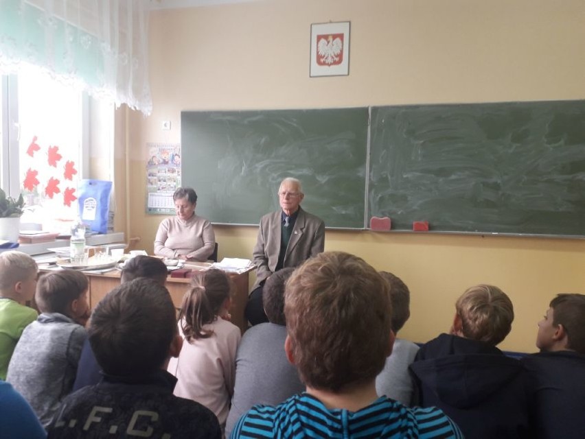 "Lekcja wolności", czyli spotkanie z patriotą w Szkole Podstawowej im. św. Jana Pawła II w Moskurni