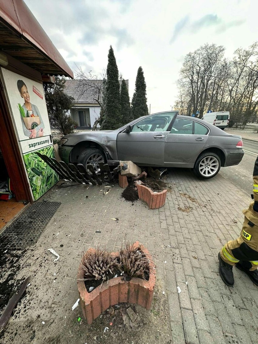 Samochód wjechał w sklep w Kleszczewie.
