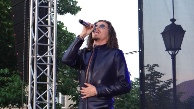 Michał Szpak obchodzi dziś 33. urodziny. Tak wyglądał jego koncert w Łęczycy --> ZDJĘCIA