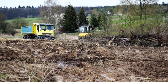 Trwają prace zimne przy Zalewie Wolbromskim, wchodząc w skład projektu budowy ścieżek rowerowych w gminie Wolbrom