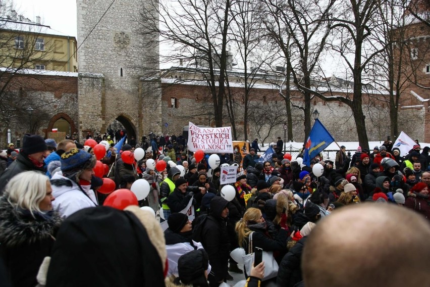 Kraków. Protestowali przeciwko obostrzeniom. Policja wystawiła mandaty i analizuje nagrania [ZDJĘCIA]