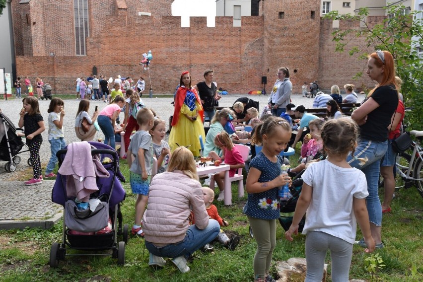 Dziecięce czwartki w Kaliszu. Dobra zabawa przy baszcie Dorotka. ZDJĘCIA