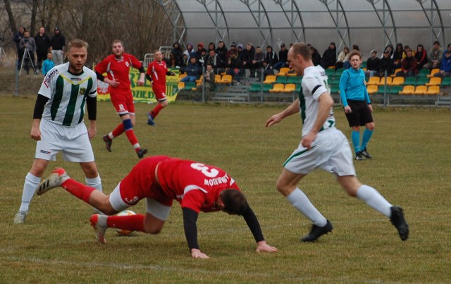 Orzeł Bieździedza (biało-zielone stroje) bardzo pewnie pokonał Sobniów Jasło