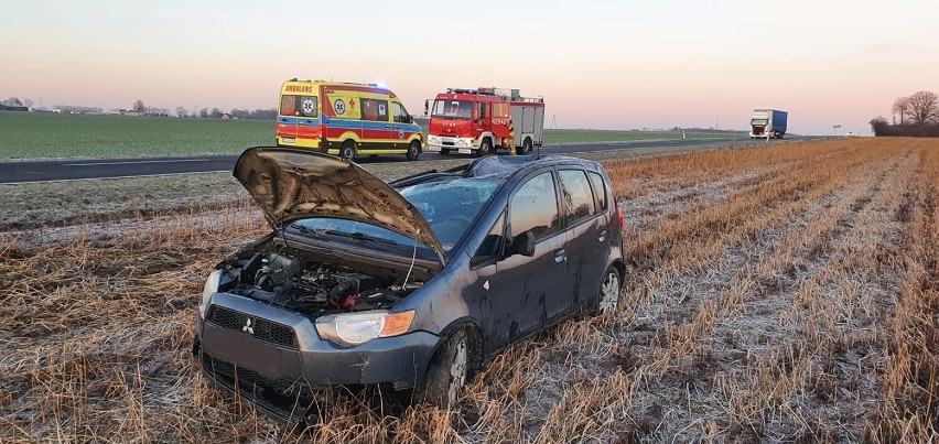 Gmina Kiszkowo. Dachowanie samochodu osobowego w Ujeździe